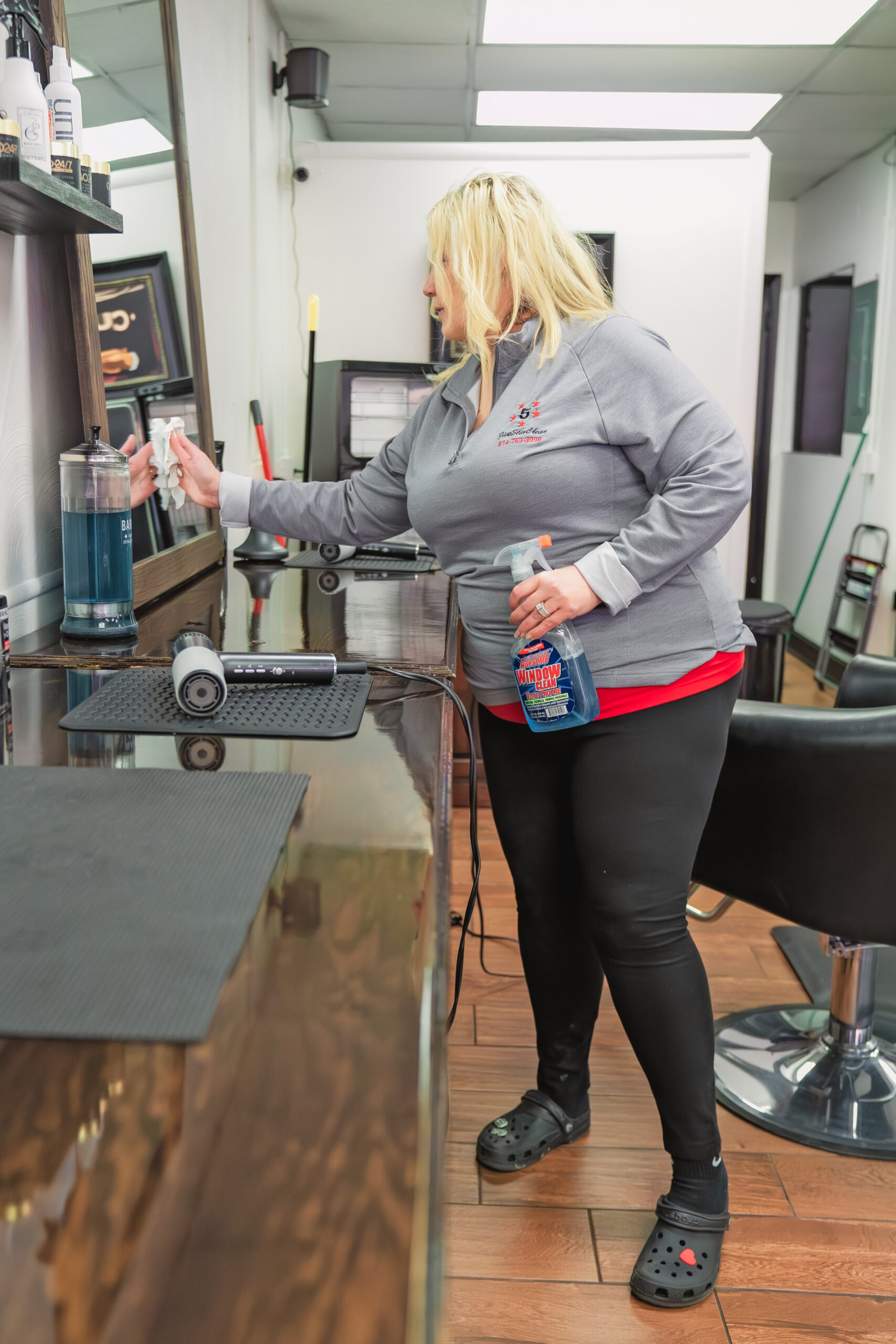 commercial-cleaning women cleaning a makeup table